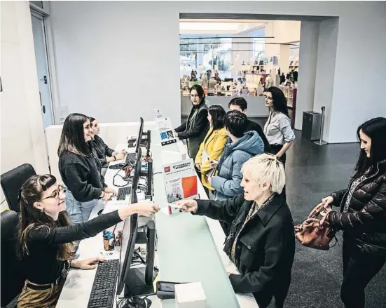  ?? Rcelon oe e ?? Algunas visitantes compran la entrada para las exposicion­es del Macba el pasado lunes