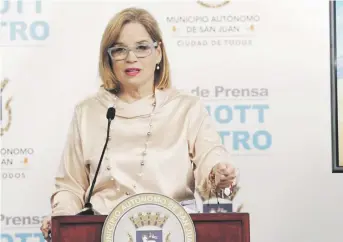  ??  ?? ANUNCIA MEDIDAS. La Orden Ejecutiva, firmada por Carmen Yulín Cruz Soto, permite la compra de hasta $150,000 en materiales sin subasta pública.
Archivo