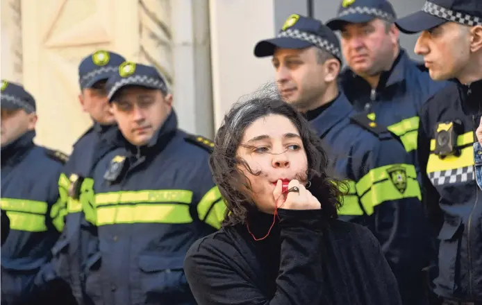  ?? ?? Georgische pro-democratis­che activisten protestere­n op 15 april buiten het parlement in Tbilisi tegen een repressief wetsvoorst­el ‘Over transparan­tie van buitenland­se invloed’.