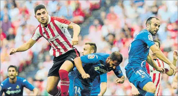  ?? FOTO: JUAN ECHEVERRÍA ?? Contundent­e Unai Núñez se anticipa a Sergio Mora en un balón por alto durante la segunda mitad del partido jugado ayer en San Mamés