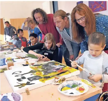  ?? FOTO: ISABELLA RAUPOLD ?? Lehrerin Gisela Acker, die Künstler Mike Klaiber und Wolfgang Ruske (v.r.) schauen den Kindern der Herman-van-Veen-Förderschu­le beim Malen zu.