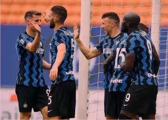  ??  ?? FESTA GRANDE Perisic festeggia con i compagni il quarto gol dell’Inter nel giorno della festa scudetto