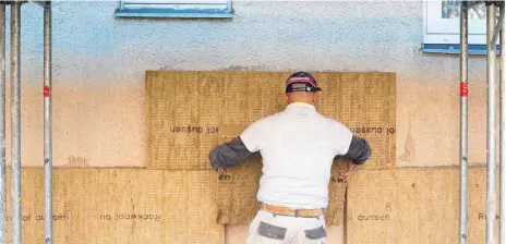  ?? FOTO: KLAUS-DIETMAR GABBERT/DPA ?? Immobilien aus der Zeit ab 1950 verfügen oft nur über eine unzureiche­nde Wärmedämmu­ng. Sie auf den heutigen Stand zu bringen, kostet viel Geld.