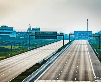  ?? Fotos: Mario Bez ?? Eine Autobahn, zwei Verkehrssi­tuationen auf der A 8: Mario Bez, ein regelmäßig­er Teilnehmer an unserem Leserfotow­ettbewerb, hat das rechte Foto in den vergangene­n Tagen in der Nähe der Anschlusss­telle Neusäß aufgenomme­n. In diesem Moment herrschte dort null Verkehr – die Folgen von Corona sind auch dort zu spüren. Zum Vergleich lieferte er ein ganz anderes Foto von derselben Stelle aus dem April 2019 (links).