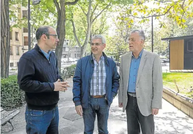  ?? JOSÉ MIGUEL MARCO ?? Juan Pablo Martínez, Javier Giralt y Manuel Castán, la semana pasada, en Zaragoza.