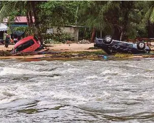  ?? (Foto BERNAMA) ?? Jalan Kampung Tujuh berdekatan Taman Sri Bayu, Tumpat yang terputus hubungan.