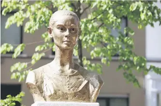  ?? — AFP photo ?? A photograph shows a statue of Hepburn made by Dutch artist Kees Verkade and offered by the actress’ son to the city of Brussels for the inaugurati­on of a garden dedicated to Hepburn, located not far from where she was born, in Brussels.