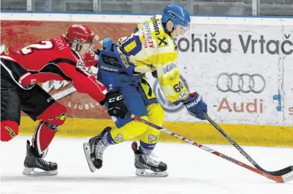  ?? BILD: SN/GEPA/KLANSEK ?? EK Zell und Jesenice werden auch in der kommenden Saison aufeinande­rtreffen.