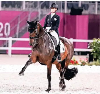  ?? FOTO: FRISO GENTSCH/DPA ?? Jessica von Bredow-Werndl reitet auf ihrer Stute Dalera im Dressur-Viereck von Tokio. Das Duo erzielte bei der Qualifikat­ion das beste Ergebnis aller Starter.