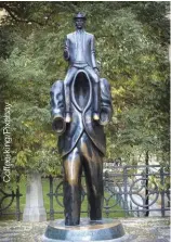  ??  ?? La estatua de Jaroslav Róna, en homenaje a Kafka, en el barrio judío.