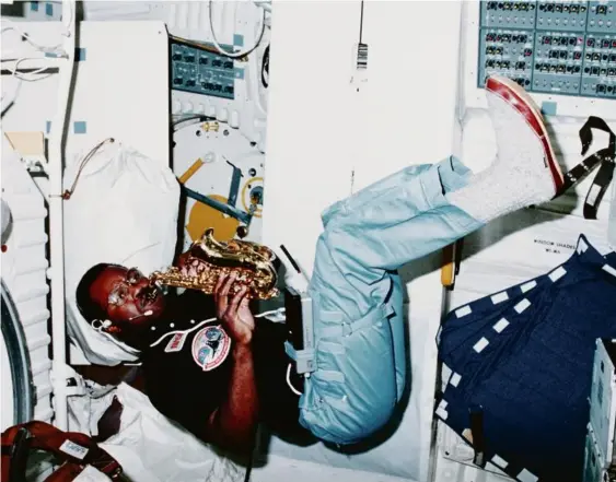  ?? Getty images ?? Ronald McNair, ici en 1984, est mort dans l’explosion de Challenger. Il devait jouer depuis l’espace avec Jean-Michel Jarre.