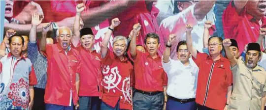  ?? [FOTO MALAI ROSMAH TUAH/BH] ?? Ahmad Zahid bersama Annuar dan Mohamad selepas perjumpaan dengan pemimpin dan ahli UMNO Sabah, di Kota Kinabalu, semalam.