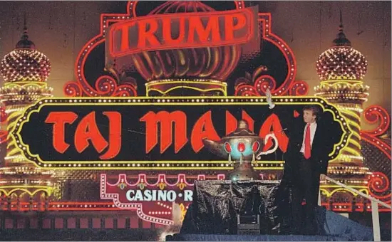  ?? MIKE DERER / AP ?? Donald Trump, en la inauguraci­ón de su casino Taj Mahal, en Atlantic City, en abril de 1990