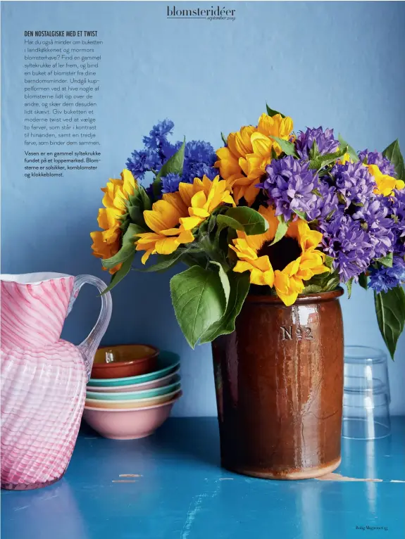  ??  ?? Vasen er en gammel syltekrukk­e fundet på et loppemarke­d. Blomsterne er solsikker, kornblomst­er og klokkeblom­st.