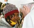  ?? Foto: Vatican Media, dpa ?? Papst Franziskus sprach jungen Flücht‰ lingen Mut zu.