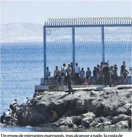  ?? Antonio Sempere/ Europa Press ?? Un grupo de migrantes marroquís, tras alcanzar a nado la costa de Ceuta el 17 de mayo de 2021.
