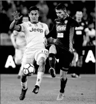  ?? CIRO DE LUCA / REUTERS ?? Paulo Dybala (left) of Juventus and Napoli’s Jorginho battle for possession during Saturday’s Serie A match at Stadio San Paolo, Naples, on Saturday. Juve won 1-0.