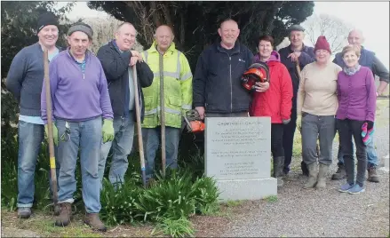  ??  ?? The Dromtariff­e Cemetery Committee take a time out from cleaning duties.