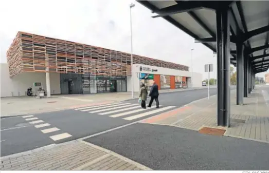  ?? FOTOS: JOSUÉ CORREA ?? Ambiente en el exterior de la estación de trenes, en la que se sigue pendiente en Huelva que llegue el AVE.