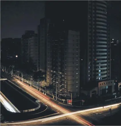  ??  ?? Luces de vehículos en una de las principale­s arterias de Caracas, la noche del sábado.