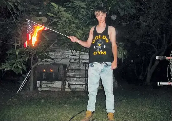  ?? HANDOUT / AFP ?? Una web racista contenía fotos de Dylann Roof quemando banderas de EE.UU., visitando lugares históricos del país y portando armas