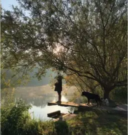  ??  ?? Pour profiter encore plus de la nature, les invités peuvent s’aventurer dans le pré qui mène directemen­t à la rivière l’Eure.