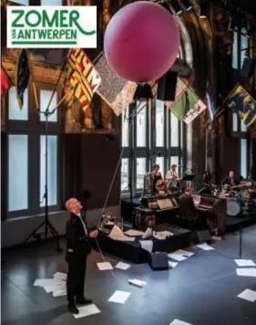  ??  ?? Jurgen Delnaet speelt alle personages, onder wie de mislukte scholier Kareltje, wiens grote hoofd voorgestel­d wordt door een roze ballon.
FOTO SIGRID SPINNOX