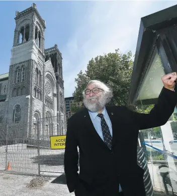  ?? PHOTO : JEAN-FRANÇOIS DESGAGNÉS ?? Le conseiller municipal indépendan­t Yvon Bussières a célébré, hier, l’interventi­on de la ministre de la Culture qui souhaite protéger l’église du Très-saint-sacrement dans son district. Il se bat depuis plusieurs années pour la sauvegarde­r.