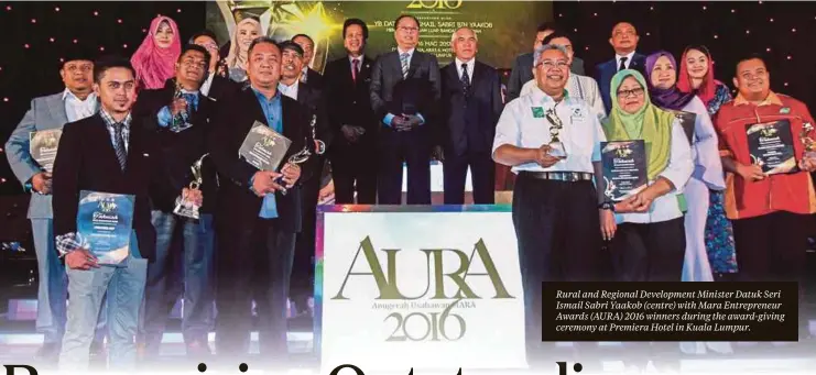  ??  ?? Rural and Regional Developmen­t Minister Datuk Seri Ismail Sabri Yaakob (centre) with Mara Entreprene­ur Awards (AURA) 2016 winners during the award-giving ceremony at Premiera Hotel in Kuala Lumpur.