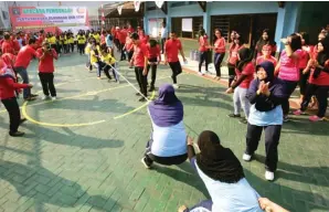  ?? GALIH COKRO/JAWA POS ?? ADU KEKUATAN: Warga binaan Lapas Kelas II-A Sidoarjo lomba tarik tambang kemarin.