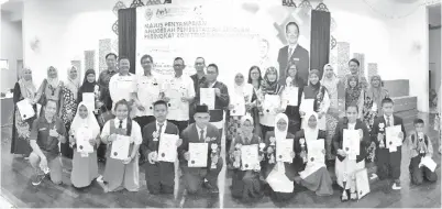  ??  ?? GAMBAR kenangan semua kontinjen dan penerima anugerah khas dari daerah Tawau.