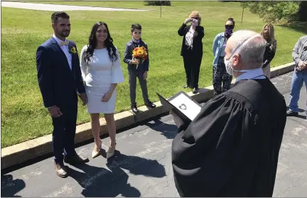  ?? MICHAEL P. RELLAHAN - MEDIANEWS GROUP ?? District Judge John Bailey officiates the wedding of William Foti and Danielle Camaroto of Honey Brook outside his court in Exton Tuesday.