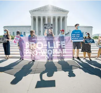  ?? EFE ?? Antiaborti­stas protestaro­n ante la corte Suprema en Washington/