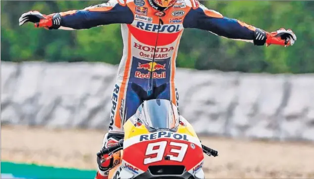  ??  ?? ESTRATEGIA. Marc Márquez ganó la carrera en la República Checa gracias a que fue el primero en entrar al box a cambiar la moto de agua por la de seco.