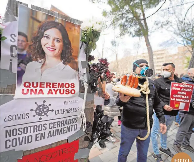  ??  ?? Manifestac­ión de empresario­s del sector de la hostelería, ayer en Albacete