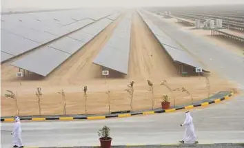  ?? Atiq-ur-Rehman/Gulf News ?? The second phase of the solar park with more that 2.3 million panels spans 4.5 square km.