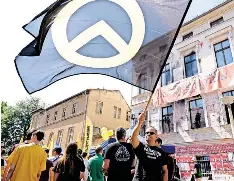  ?? FOTO: SEBASTIAN WILLNOW/DPA ?? Die Identitäre Bewegung: Sie propagiert das imaginäre „Idealbild“eines homogenen, „reinen“Volkes.
