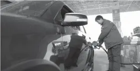  ??  ?? 1月14日，河北省邢台市任县一加­油站的工作人员在给车­辆加油 新华社图