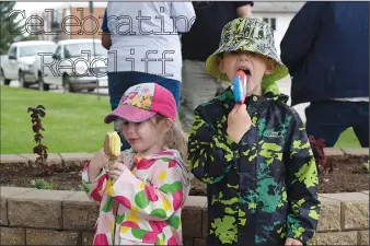  ?? NEWS PHOTO MO CRANKER ?? Kyle and Mollie Glass enjoy some frozen treats duing the annual Redcliff Days celebratio­ns, held all weekend throughout the town.