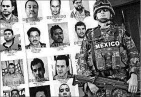  ?? MARCELO A SALINAS/MCT PHOTO ?? U.S. intelligen­ce and other resources have helped Mexico capture and kill top drug cartel members, as reflected by this banner, but the flow of drugs hasn’t dropped significan­tly.