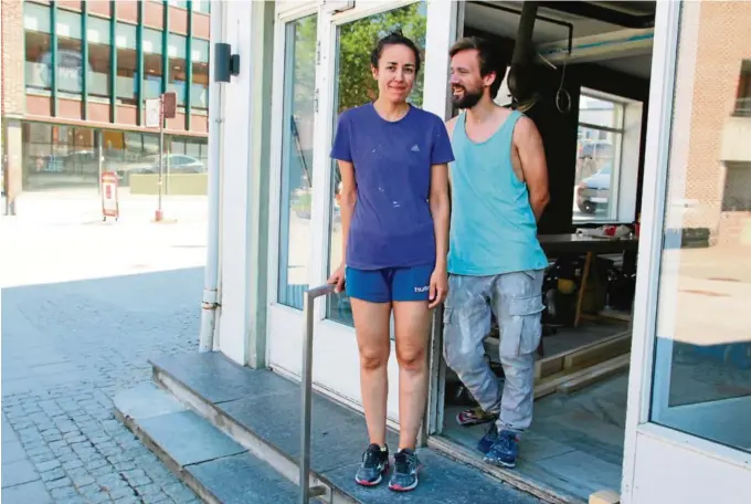  ?? FOTO: PER ARNE RENNESTRAU­M ?? NEI TAKK: Steffi Haldorsen og Fredrik Lønne er klar på at de ikke ønsker å betale 10.500 kroner for å kunne sette ut noen bord og stoler.