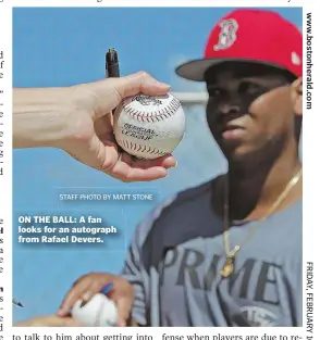  ?? STAFF PHOTO BY MATT STONE ?? ON THE BALL: A fan looks for an autograph from Rafael Devers.