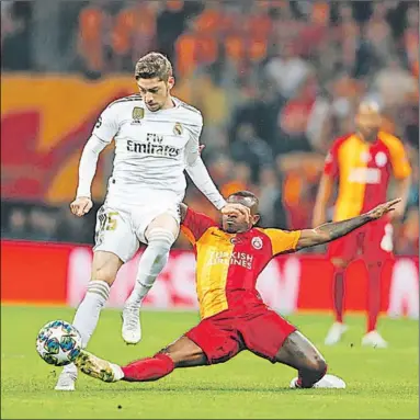  ??  ?? Fede Valverde van Real Madrid wordt getackeld door een verdediger.
(Foto: The Guardian)