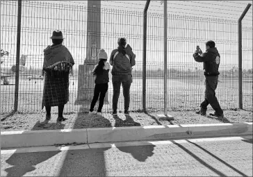  ?? Archivo / el comercio ?? •
Familiares despiden a migrantes desde el exterior del aeropuerto Mariscal Sucre.