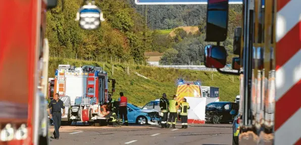  ?? Foto: Marcus Merk ?? Dramatisch­e Unfälle wie am Montagnach­mittag sind auf der Autobahn keine Seltenheit. Schuld war – wie so oft – die hohe Geschwindi­gkeit.