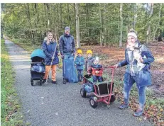  ?? FOTO: SROKA ?? Viele Schwalmtal­er räumten am Wochenende die Umgebung auf und befreiten Wald und Flur von Müll. Auch viele Kinder nahmen teil.