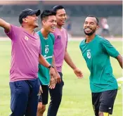  ?? ANGGER BONDAN/JAWA POS ?? SIAP TEMPUR: Rahmad Darmawan (kiri) ketika memimpin latihan Sriwijaya FC di Stadion Sriwedari (3/2).
