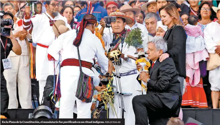  ?? NELLY SALAS ?? En la Plaza de la Constituci­ón, el mandatario fue purificado en un ritual indígena.