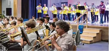  ?? Foto: Manuela Rieger ?? Sommerkonz­ert am Meringer Gymnasium: Beide Bläsergrup­pen, das Waldhornen­semble und das Orchester können auch gemein sam spielen und erhielten langen Applaus.