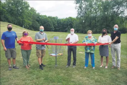  ?? PHOTO PROVIDED ?? Officials cut the ribbon to open a disc golf course in Troy.